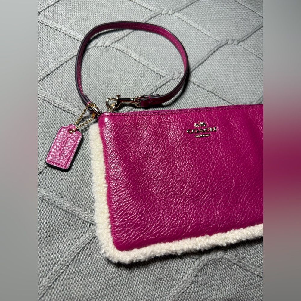 VTG COACH Pebbled Leather Shearling Sherpa Wristlet Raspberry Pink Fuschia - Picture 3 of 8